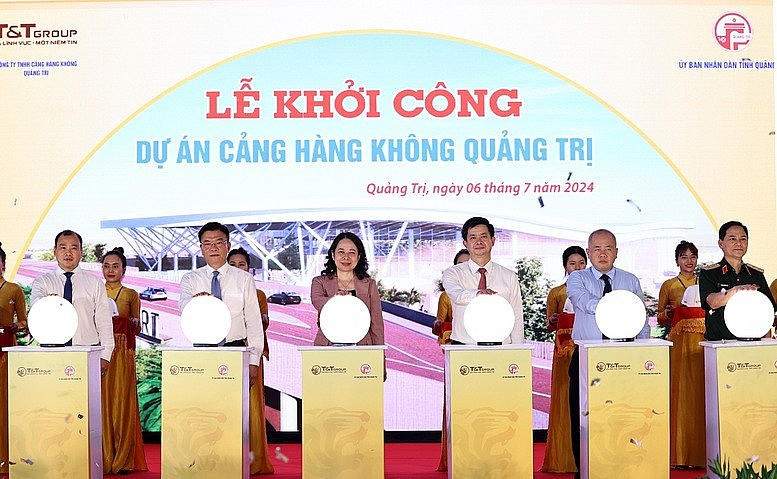 Phó Chủ tịch nước Võ Thị Ánh Xuân, Phó Thủ tướng Chính phủ Lê Thành Long và các đại biểu thực hiện nghi thức khởi công dự án - Ảnh: VGP/Đức Tuân