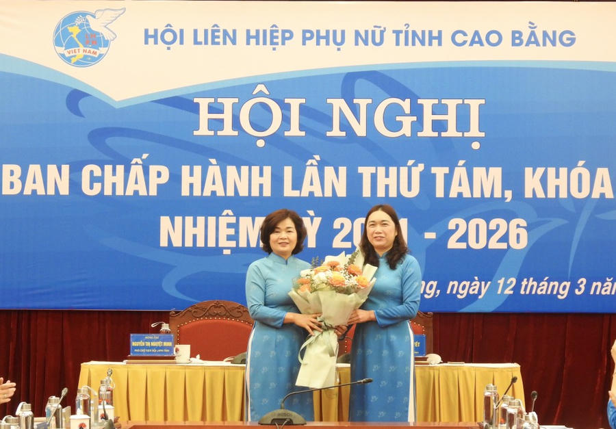 Lãnh đạo Hội Liên hiệp Phụ nữ tỉnh tặng hoa chúc mừng Phó Chủ tịch Hội LHPN tỉnh Hoàng Thị Thương. (Ảnh: baocaobang.vn)