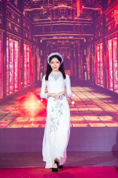 Áo dài Đào Điểu được thể hiện bởi Đặng Bảo Quyên.