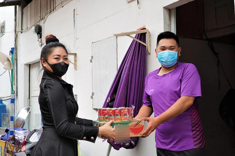 Ngoài việc miễn phí tiền trọ, mỗi tháng chị Hương xuất tiền túi khoảng 15 triệu đồng đóng tiền điện nước cho những người ở trọ. Chị còn thường xuyên hỗ trợ nhu yếu phẩm như gạo, mì gói, cá mòi… cho sinh viên và người lao động. (Ảnh: Bảo Kỳ)