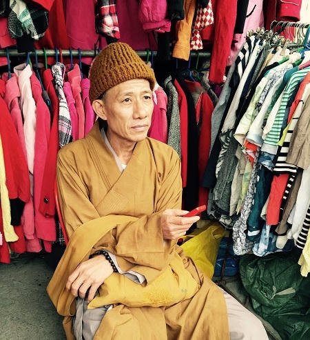 Đối tượng Hoàng Văn Thắng đóng giả sư thầy đi nhận tiền. (Ảnh: Đông Bắc)