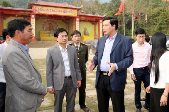 Ông Nguyễn Đức Long - Chủ tịch UBND tỉnh cùng lãnh đạo Uông Bí kiểm tra địa điểm tổ chức khai hội Yên Tử 2016. Ảnh: Báo Quảng Ninh.