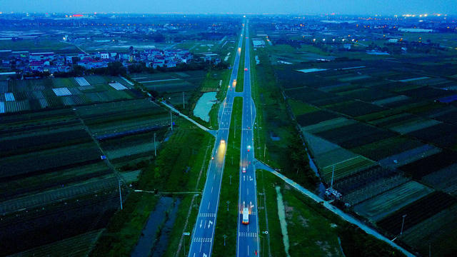 Tuy nhiên, theo người dân sinh sống tại đây, sau khoảng 1 tháng tuyến đường đi vào hoạt động, hầu hết hệ thống đèn chiếu sáng trên toàn tuyến đường không hoạt động.