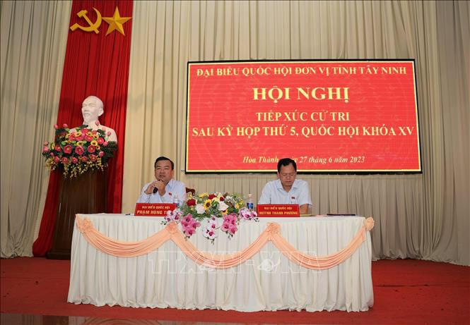 Các đại biểu quốc hội lắng nghe nghi nhận ý kiến, kiến nghị của cử tri (Ảnh: TTXVN)
