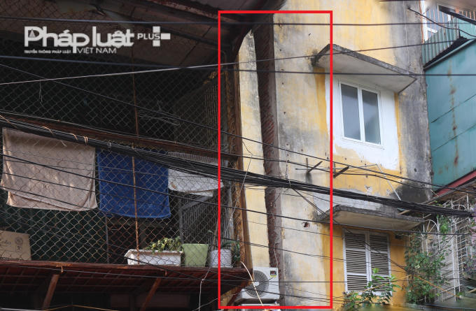 Khe nứt nằm giữa hai đơn nguyên 2 và 3 khu tập thể Bộ Tư pháp ngày càng gia tăng