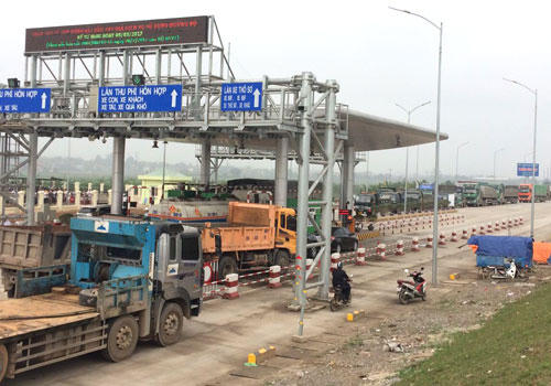 Cảnh tắc tại trạm thu phí BOT Tam Nông (ảnh Anh Duy).