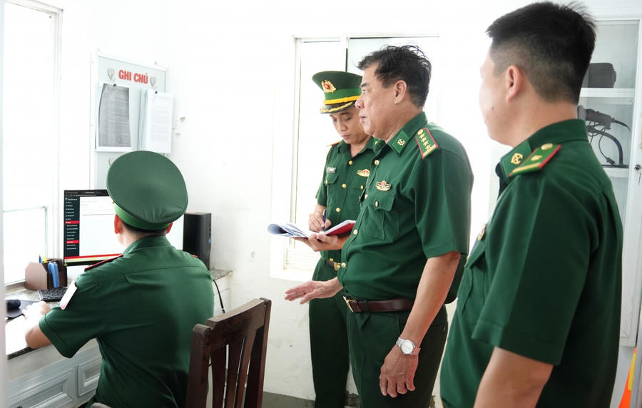 Đại tá Hà Văn Thanh - Chỉ huy trưởng Ban Chỉ huy BĐBP tỉnh Cà Mau, phát biểu chỉ đạo công tác chống khai thác IUU tại Đồn Biên phòng Khánh Hội. Đồng thời, kiểm tra hệ thống giám sát tàu cá tại trạm kiểm soát Sông Đốc (Đồn Biên phòng Sông Đốc).