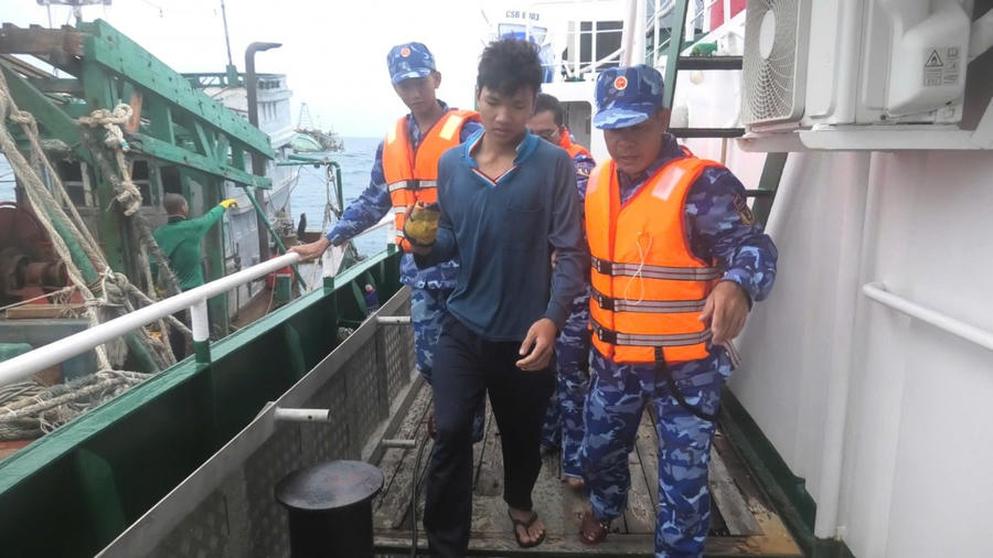 Cán bộ, chiến sĩ Tàu CSB 6003 tiếp cận đưa nạn nhân lên tàu Cảnh sát biển.