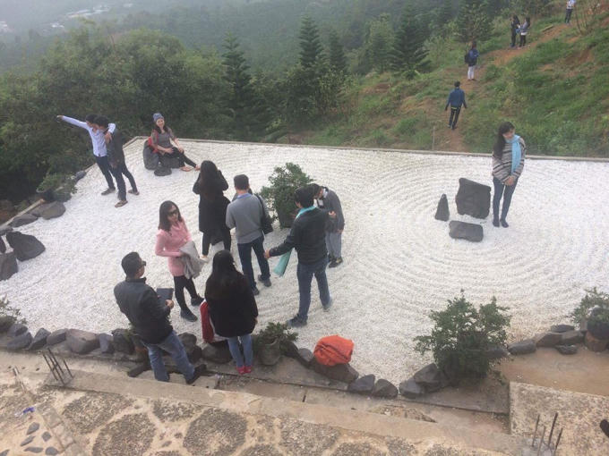 Vô tư biến thảm sỏi thành... sàn catwalk.