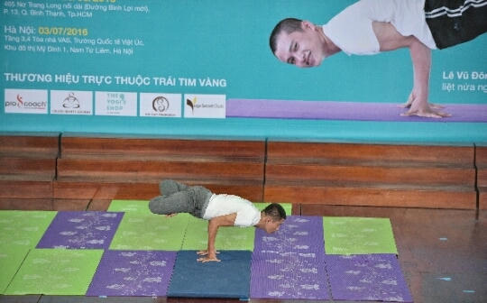 Anh Lê Vũ Đông biểu diễn yoga.