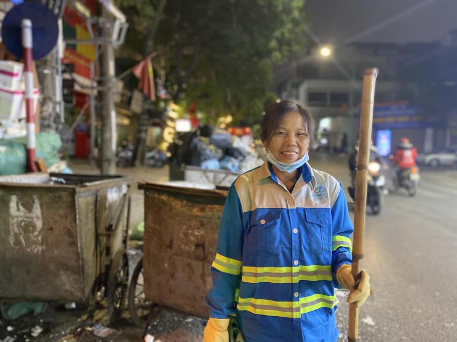 Dù phải làm việc giữa đêm đông giá lạnh, nhưng nữ công nhân môi trường vẫn giữ nụ cười trên môi.