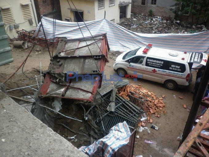 Rơi thang m&aacute;y l&agrave;m 3 người chết: Tr&aacute;ch nhiệm thuộc về đơn vị thi c&ocirc;ng