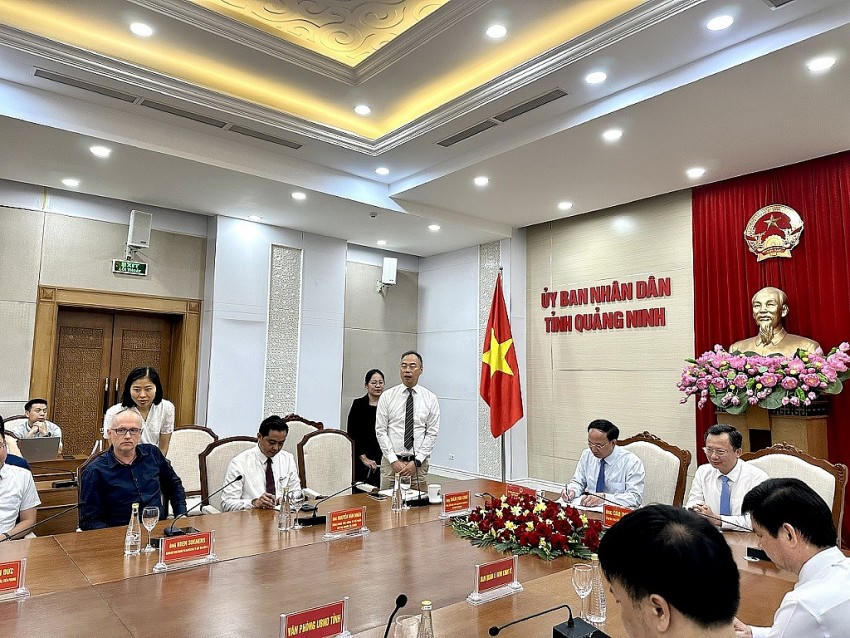 Ông Roy Shen (Thầm Văn Khải), Tổng Giám đốc cấp cao đơn vị sự nghiệp E, Tập đoàn Foxconn phát biểu tại lễ trao giấy chứng nhận đăng ký đầu tư.