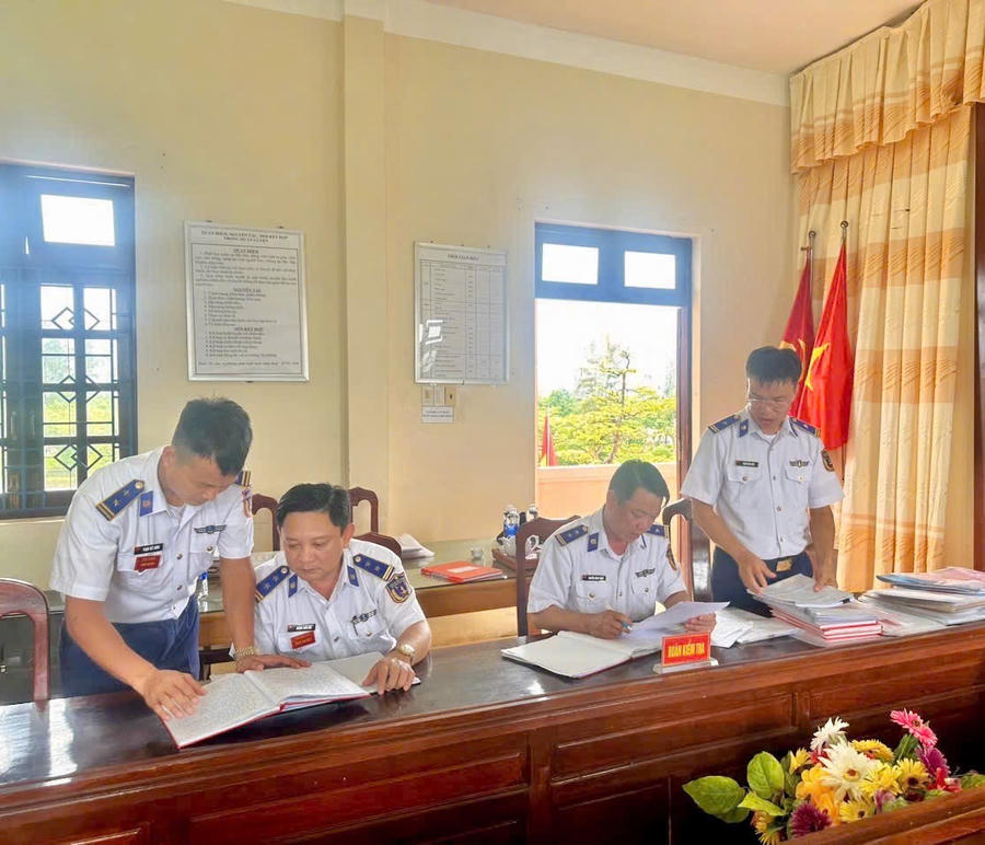 Kiểm tra việc đăng ký, ghi chép sổ sách Công tác Đảng, Công tác Chính trị