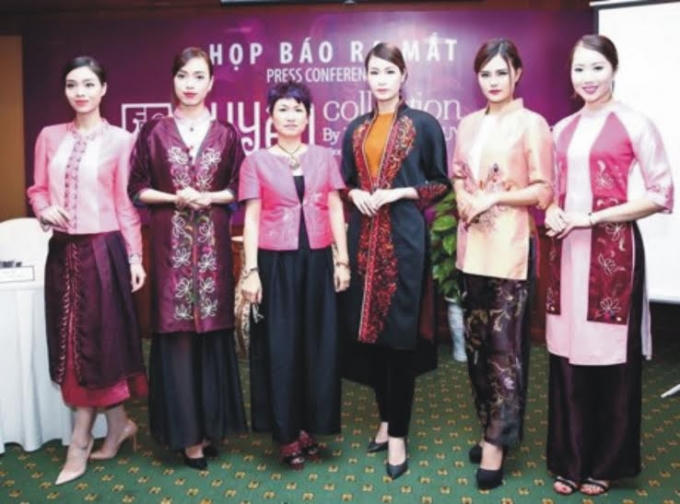 Nhà thiết kế Xuân Thu trong buổi lễ ra mắt.