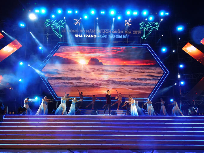 Chương trình văn nghệ với bài hát - Bình minh trên biển chào mừng Lễ công bố Năm du lịch Quốc gia 2019