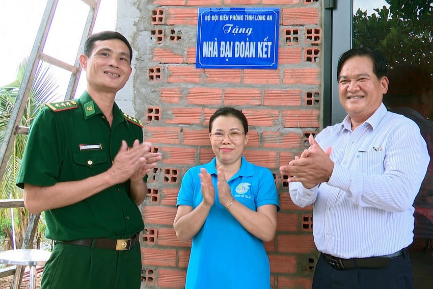 Đại diện địa phương và BĐBP tỉnh Long An kéo băng khánh thành