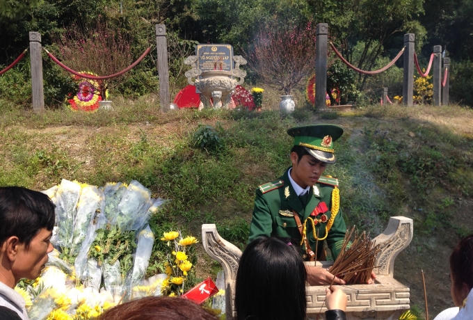 Lư hương trước mộ Đại tướng luôn trong tình trạng đầy ứ, buộc các chiến sỹ phải rút hương liên tục để người khác được dâng hương.