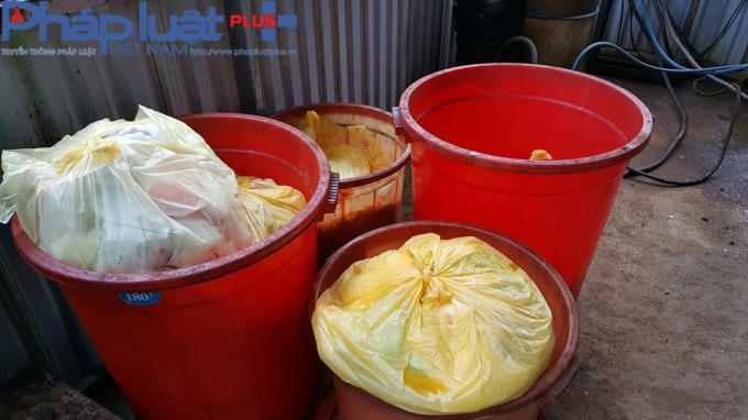 Kim tiêm bông băng cùng các vật dụng dính máu mủ, dồn tất vào túi bóng trong các xô nhựa đỏ này để chờ đốt.