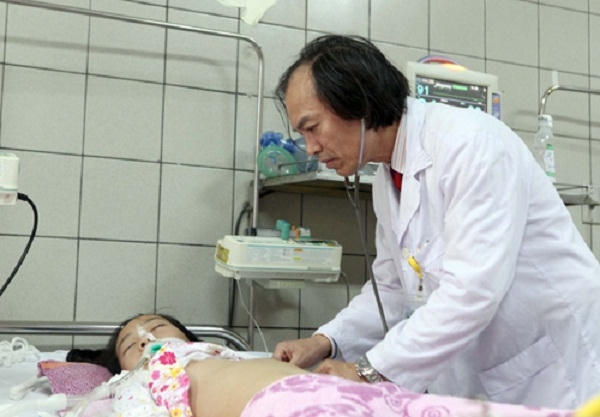 Bác sĩ luôn tận tình chăm sóc các em nhỏ, theo dõi sát bệnh tình để có phác đồ điều trị phù hợp. Ảnh: NVCC
