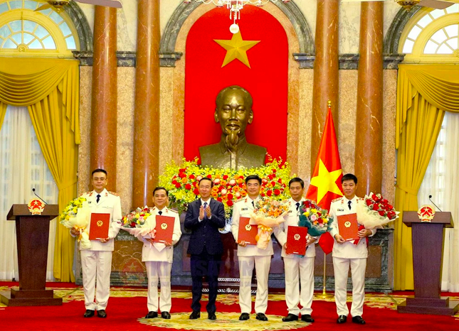Chủ tịch nước Võ Văn Thưởng trao quyết định cho 5 nhân sự được bổ nhiệm.