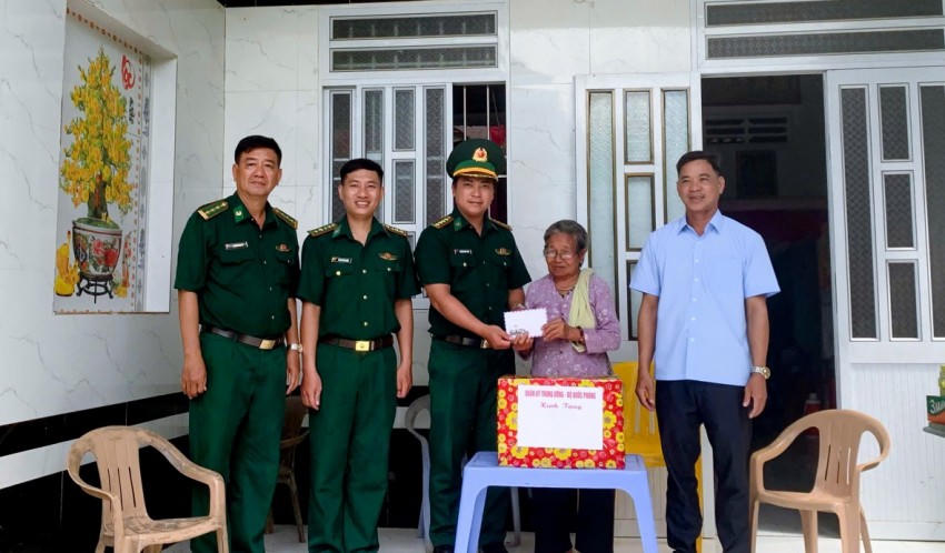 Đồn Biên phòng Lai Hòa trao quà của Quân ủy Trung ương – Bộ Quốc phòng cho gia đình có hoàn cảnh đặc biệt khó khăn
