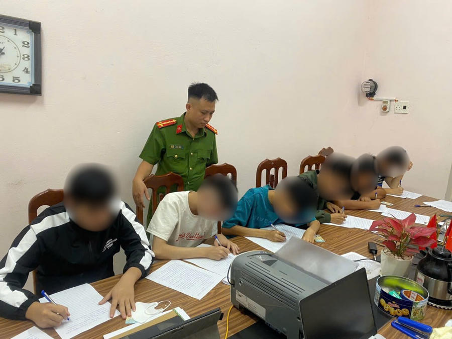 Công an xã tổ chức gọi hỏi răn đe, ký cam kết chấp hành quy định của pháp luật đối với các thanh thiếu niên có biểu hiện vi phạm pháp luật trên địa bàn. (Ảnh: Công an xã Nam Thụy Anh)