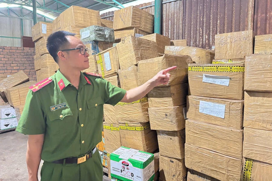 Công an phát hiện số hàng hóa trong kho của đối tượng.