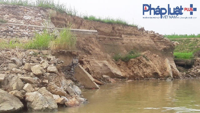Cung sạt lở tại bờ kè xã Đôn Nhân có chiều dài 62m (Ảnh Đào Tấn).