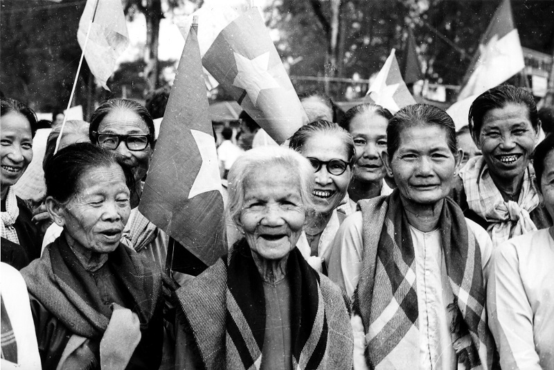 Nhân dân Huế hân hoan đón chào thành phố được giải phóng.
