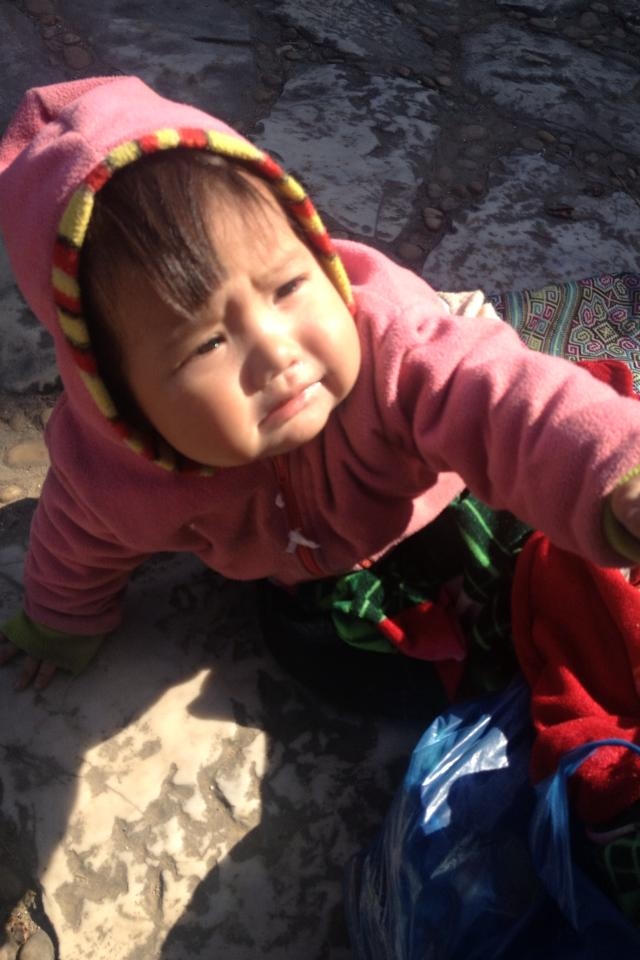 Mặc dù chưa đầy 2 tuổi nhưng những đúa trẻ này đã phải vật lộn với cuộc sống thường ngày (ảnh Thanh Huyền)