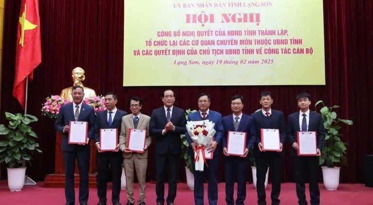 Ông Dương Xuân Huyên, Phó Chủ tịch Thường trực UBND tỉnh trao Quyết định cho đồng chí Giám đốc và các Phó Giám đốc Sở Xây dựng. Ảnh: Thùy Linh