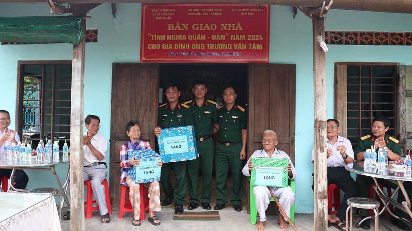 Nhiều phần quà được các cơ quan chức năng gửi tặng đến gia đình ông Tám.