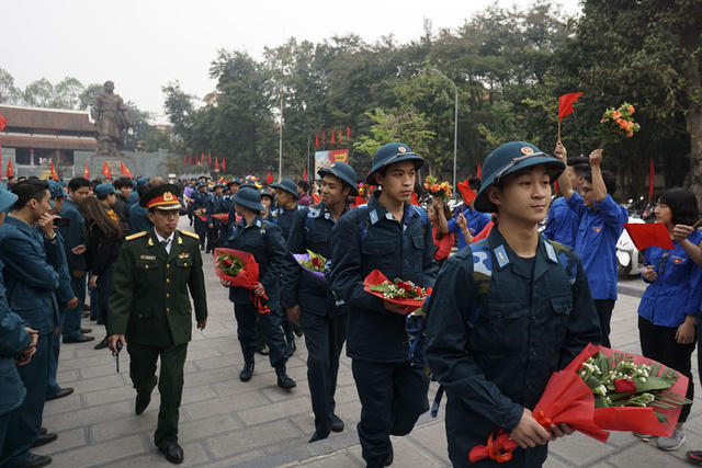 Các tân binh trong giây phút chuẩn bị lên đường nhập quân. Toàn bộ số công dân nhập ngũ lần này được lựa chọn chặt chẽ ngay từ cơ sở, 100% là đoàn viên, 36,7% đại học, 33,6% cao đẳng, 19,3% trung học chuyên nghiệp, 10,02% trung học phổ thông. Họ có tuổi đời từ 18 - 27, trong đó có 38 thanh niên viết đơn tình nguyện lên đường nhập ngũ.
