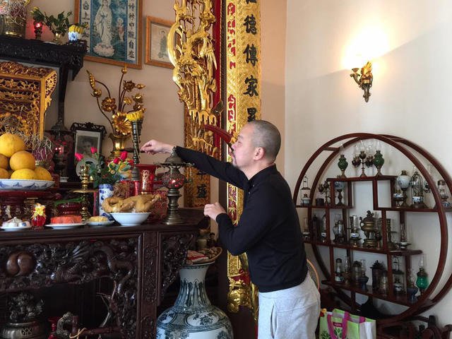 Nghệ sĩ Đức Hùng vẫn luôn dạy các con thắp hương bằng tay trái như những gì ông cha truyền lại.