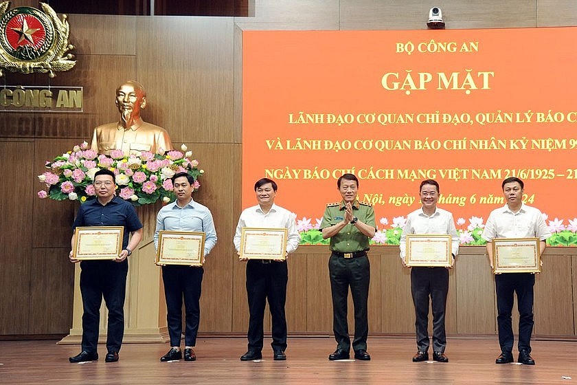 Đồng chí Thượng tướng Lương Tam Quang, Ủy viên Ban Chấp hành Trung ương Đảng, Bí thư Đảng ủy Công an Trung ương, Bộ trưởng Bộ Công an trao Bằng khen cho 5 tập thể.