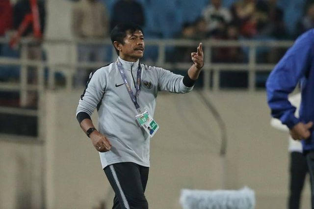 HLV U23 Indonesia cũng không thể ngồi yên theo dõi học trò thi đấu.