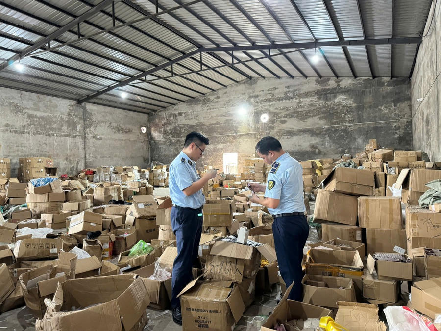 Đội Quản lý thị trường số 1 khám kho hàng tại Phường Móng Cái 2. Ảnh: Chi Cục Quản lý thị trường tỉnh Quảng Ninh.