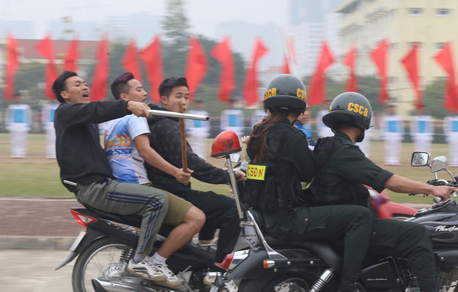 Ngoài huấn luyện, nữ cảnh sát đặc nhiệm cũng phối hợp cùng nam đồng đội tác chiến trên mọi trường hợp, mọi địa hình, trấn áp tội phạm gây rối trật tự.