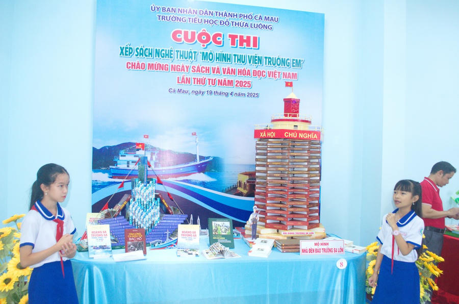Đại biểu và các em học sịnh tham quan tại lễ phát động Ngày Sách và Văn hoá đọc.
