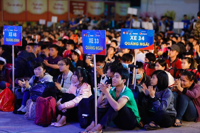 Ngày 17/1, từ khi trời chưa kịp sáng, các bạn sinh viên, người lao động nghèo đã tập trung tại Nhà văn hóa Thanh Niên (4 Phạm Ngọc Thạch, quận 1, TP.HCM) để lên xe về quê.