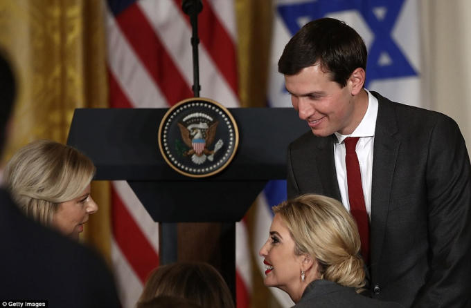 Vợ chồng Ivanka Trump tiếp chuyện cùng phu nhân của Thủ tướng Israel.