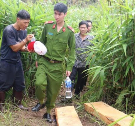Công an dựng lại hiện trường một vụ tấn công cán bộ quản lý rừng ở Lâm Đông. Ảnh: CTV