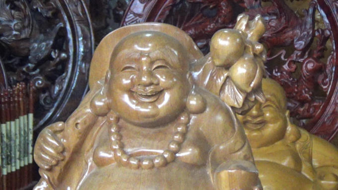 Tượng phật cũng là một trong những mặt hàng được bày bán tại chợ.