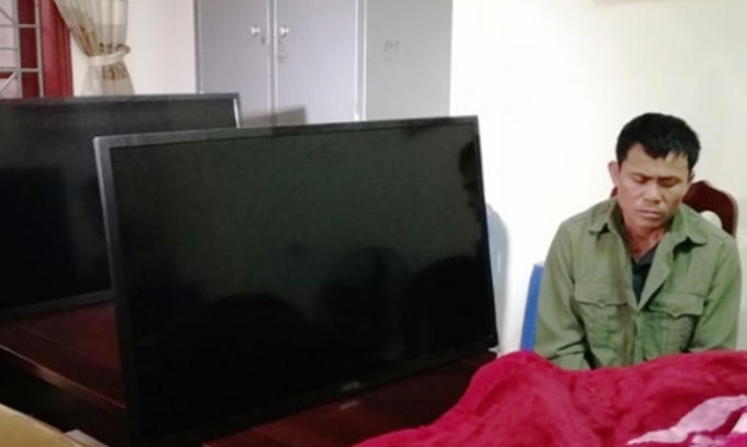 Đối tượng Thuyên và tang vật tại cơ quan công an (ảnh Báo Nghệ An).