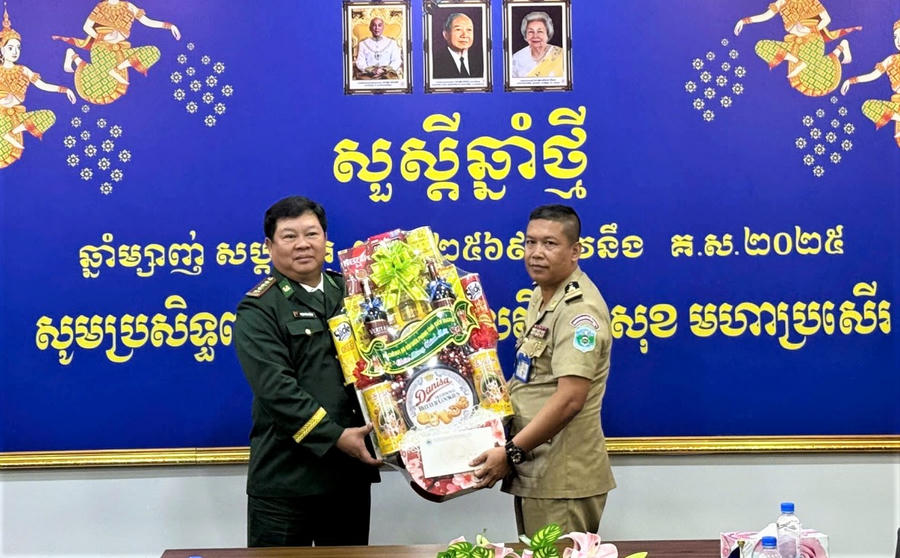 Đại tá Phạm Văn Thắng - Chỉ huy trưởng BĐBP tỉnh Kiên Giang, trao quà tết đến các tướng lãnh, chỉ huy Cục Công an bảo vệ biên giới biển, Vương quốc Campuchia