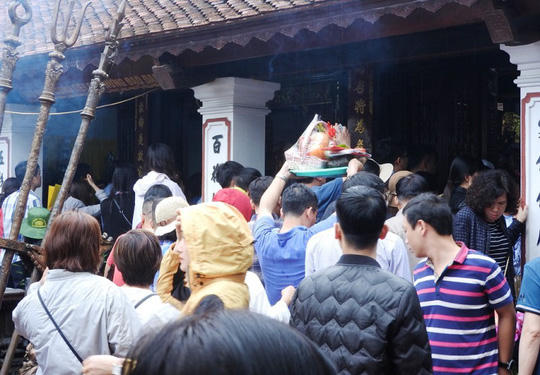 Biển người đổ về đền Trần dâng hương dù hơn 1 ngày nữa mới tới lễ khai ấn. Ảnh T. Minh - Q. Vượng. (Ảnh chụp ngày 17/2/2019)