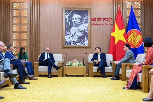 Thứ trưởng Nguyễn Khánh Ngọc tiếp xã giao ông Anthony Manwaring, phụ trách các vấn đề châu Âu và quốc tế.