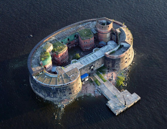 Pháo đài Alexander biệt lập trên biển tại thành phố St.Petersburg, Nga khiến khách du lịch cảm thấy thú vị với kiến trúc độc đáo của nó.