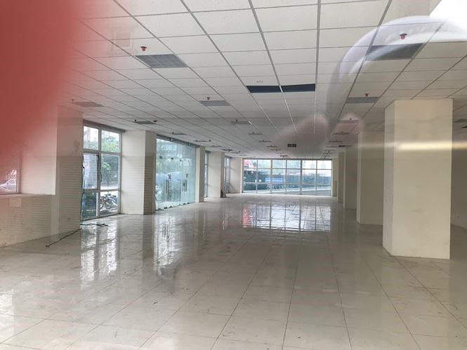 Tầng 1 rộng hàng nghìn m2 tại A14 Nam Trung Yên bỏ hoang
